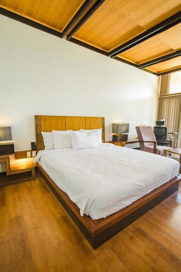 Hotel The Park - Silang Extérieur photo